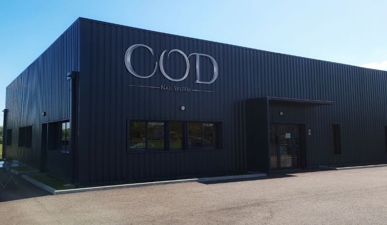 Façade du bâtiment COD Nail System, siège et centre professionnel dédié aux produits et formations ongulaires.