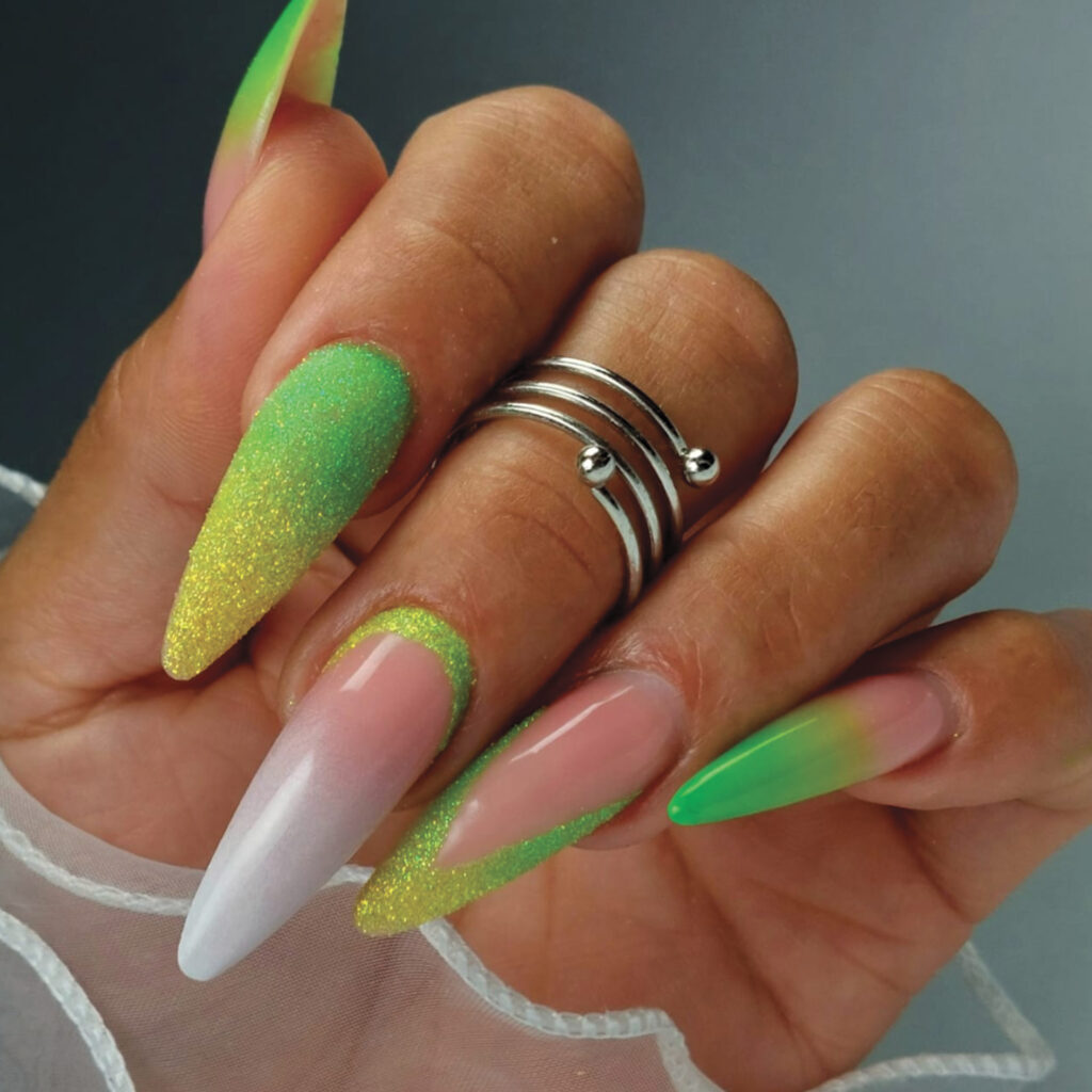 Pose gel forme amande longue avec dégradé vert néon, effet sucre texturé et babyboomer blanc.