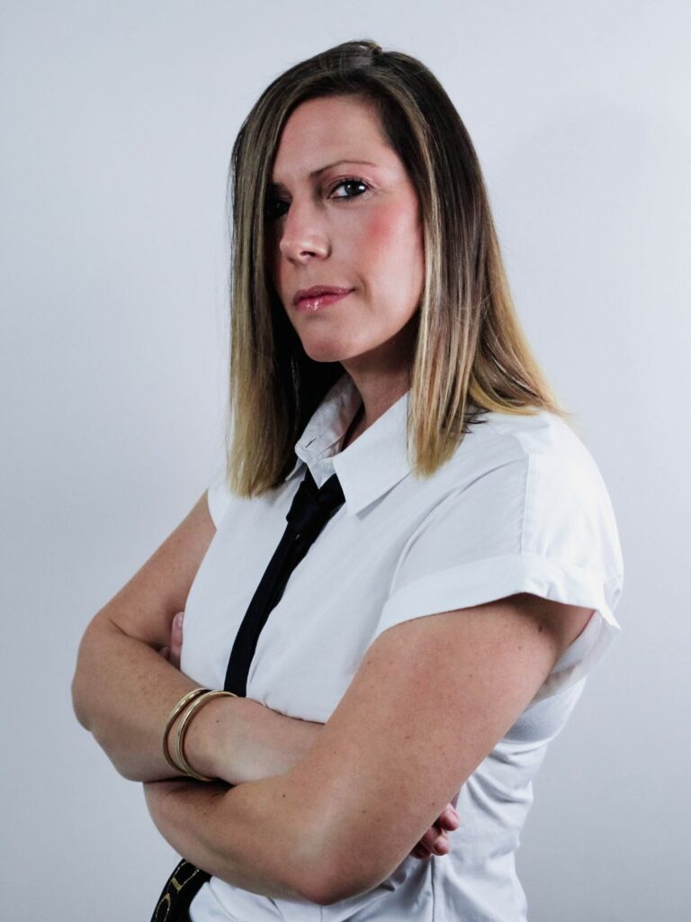 Portrait d’Émilie, formatrice officielle COD Nail System, posant en tenue professionnelle.
