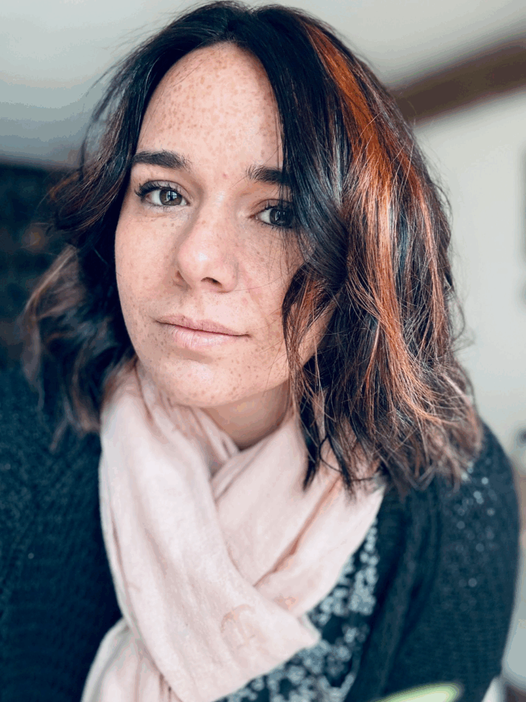 Portrait de Julie, formatrice officielle COD Nail System, en environnement professionnel.