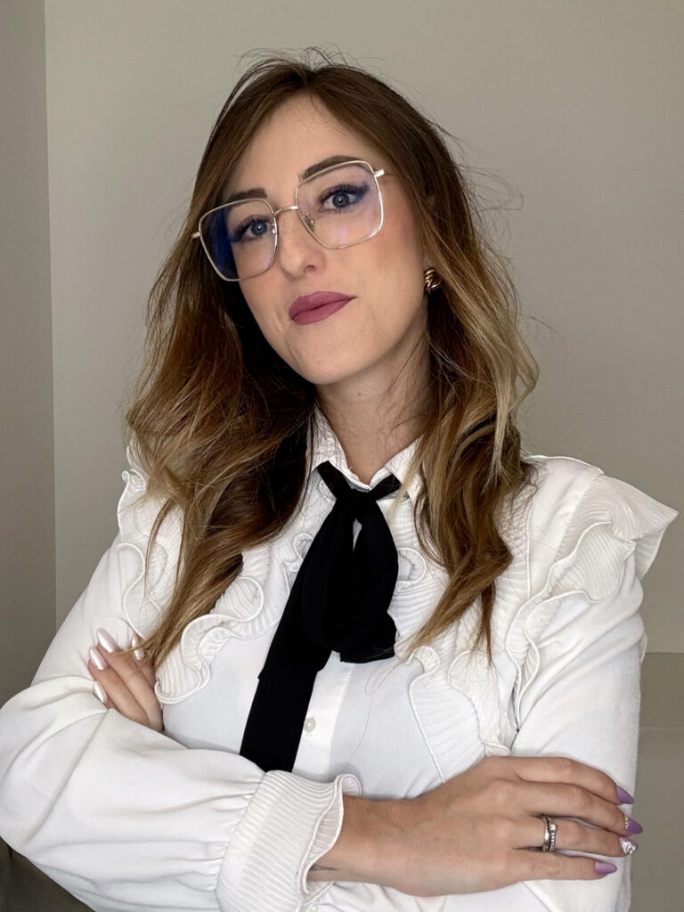 Portrait de Justine, formatrice officielle COD Nail System, en tenue professionnelle élégante.