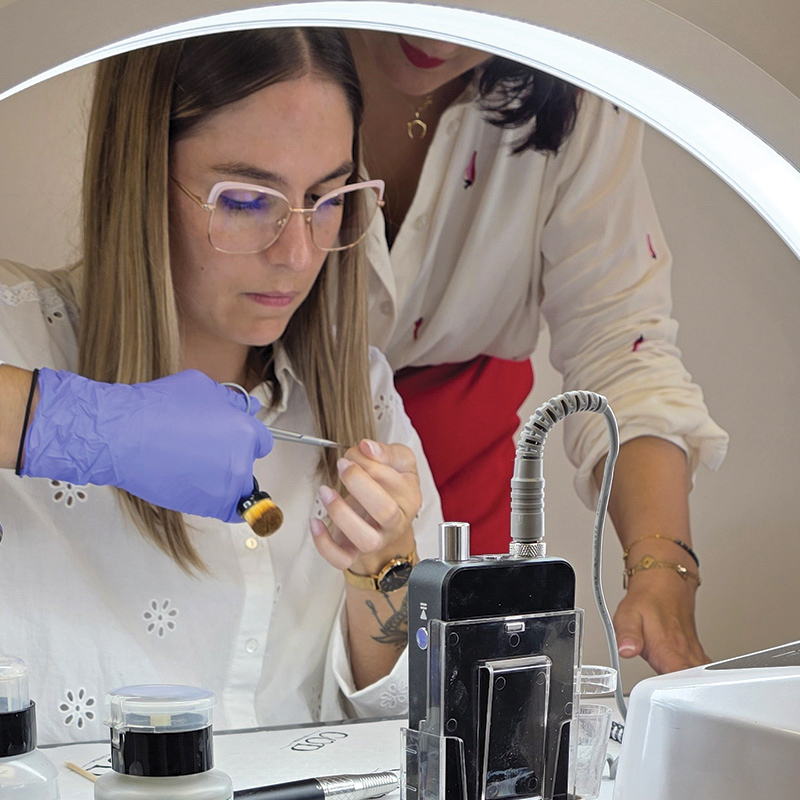 Formation Popits onglerie en présentiel – mise en pratique technique demi-popits chez COD Nail Training