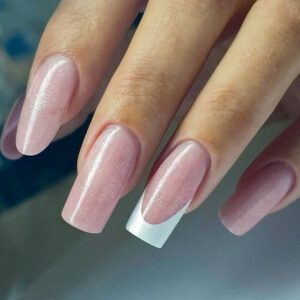 Pose gel nude rosé avec french blanche et finition brillante sur ongles de forme carré arrondi.